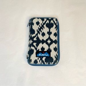 Kavu | Go To Off White & navy blue Patterned Bi-Fold Wallet w/ Blue Accents